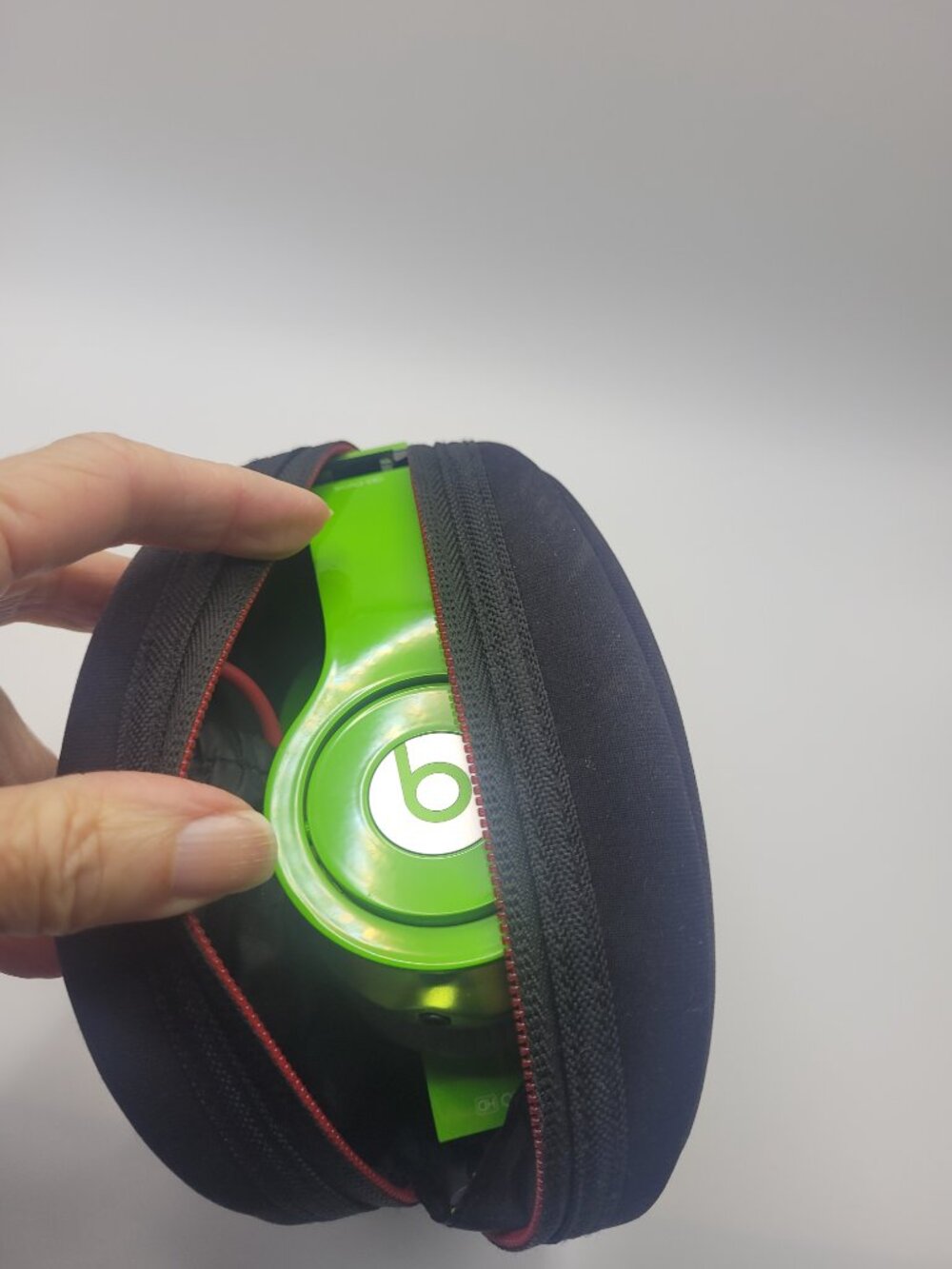 Beats by Dr Dre Solo HD Green Wired On-Ear Headphones w/ Case Foldable - Tested - Picture 11 of 13